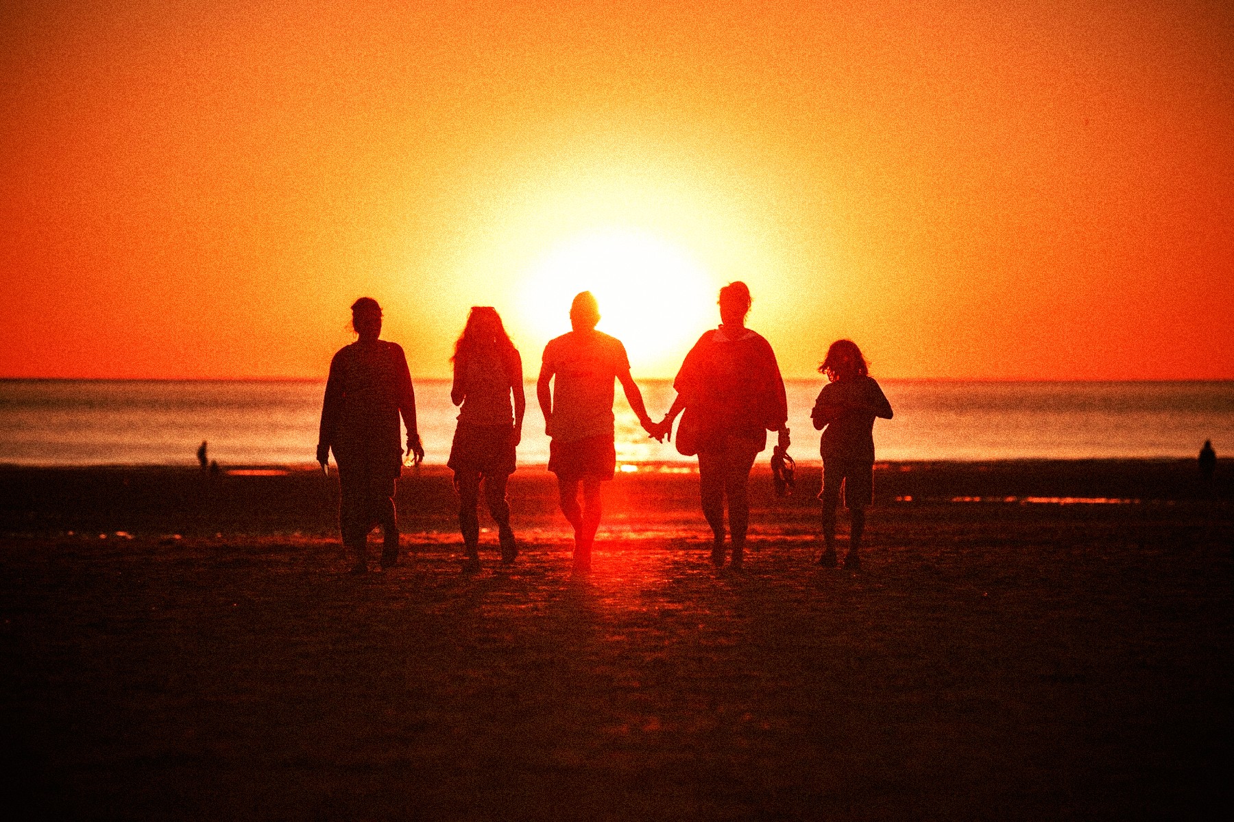 Familie am Strand im Gegenlicht, Kino Look 70er