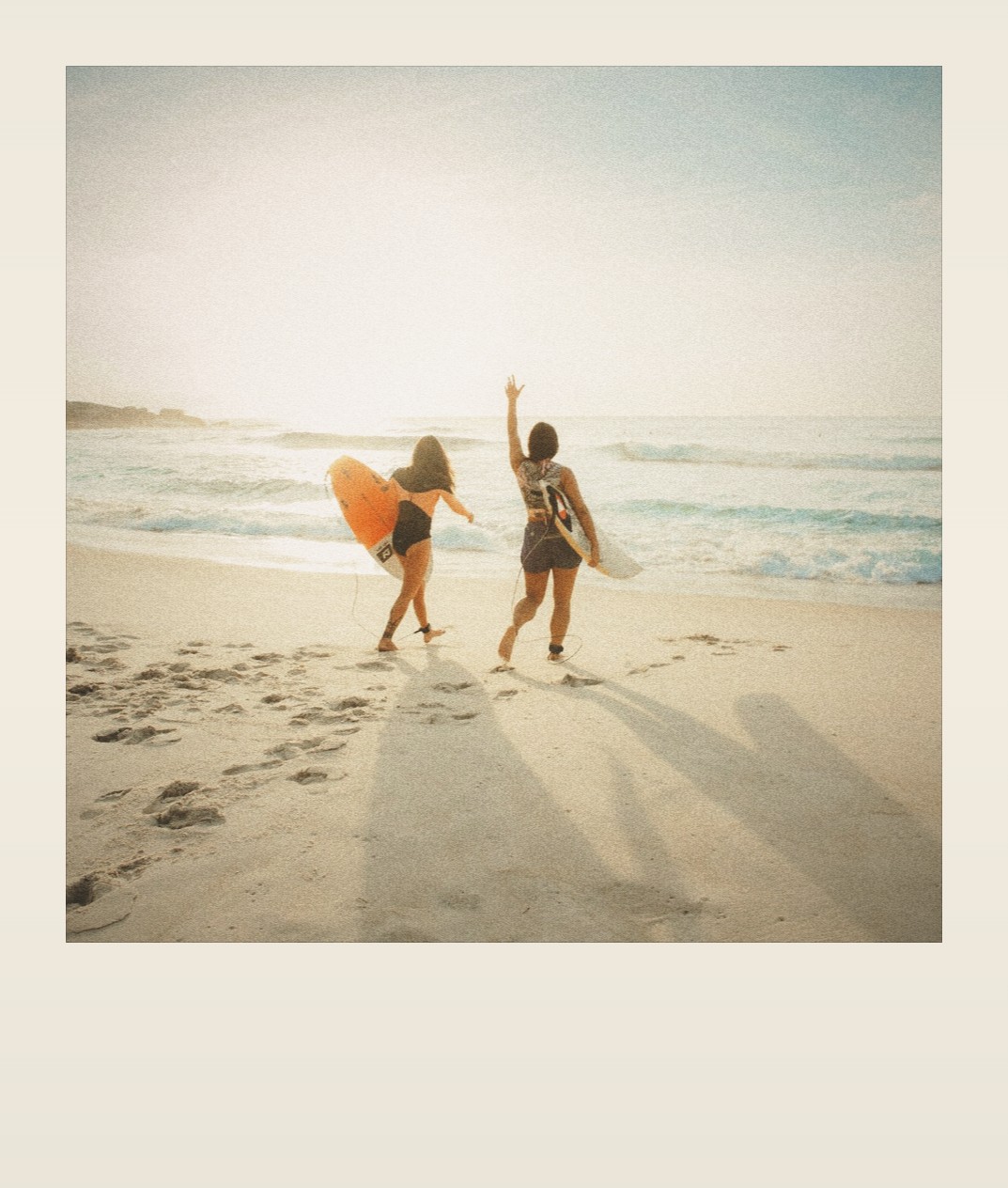 Zwei Surferinnen am Strand, Polaroid 600 mit Sofortbildrahmen